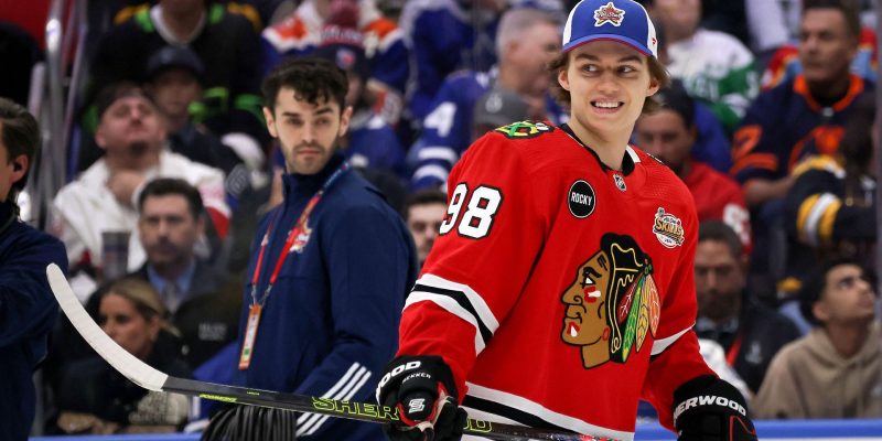 Luke Richardson von den Blackhawks sagt, dass die Rookie-Sensation wahrscheinlich bald trainieren wird