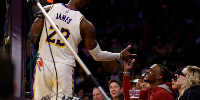 LeBron James behauptet, dass Bronny es „leicht“ in den Kader der Lakers schafft, während das Abrutschen anhält