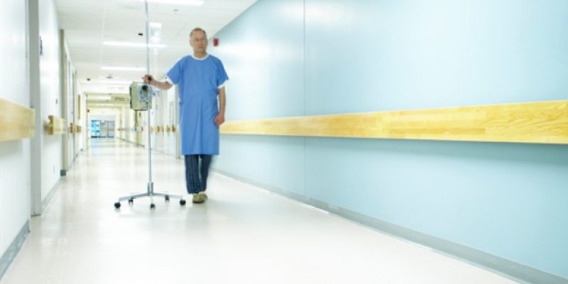 Viele ältere Menschen machen sich bei der Erwägung einer Operation Sorgen über Kosten, arbeitsunfähige Tage und das Risiko einer Ansteckung mit COVID-19