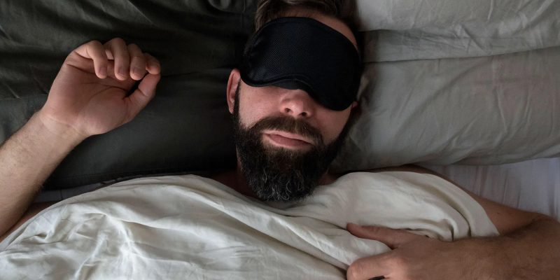 Hält dich dieses Summen wach? Hier erfahren Sie, wie Sie besser schlafen können