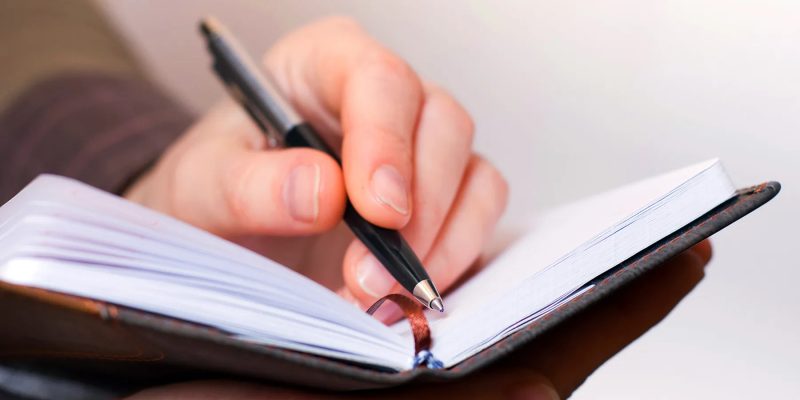 So behandeln Sie eine Erkältung oder Grippe mit COVID-19