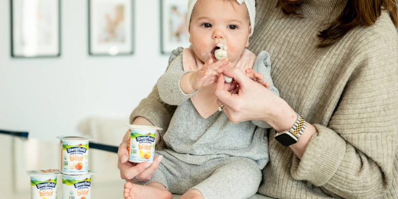 Babys mit Joghurt-Fütterungs-Hacks auf neue Lebensmittel aufmerksam machen