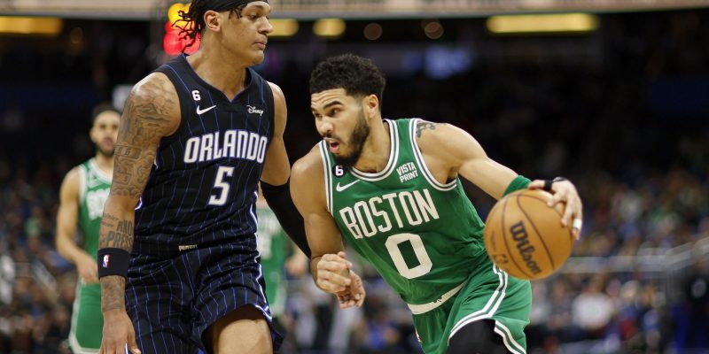 NBA-Fans geraten in Aufregung, als Paolo Banchero im Januar einen Durchschnitt von 34 Punkten erzielt und damit Vergleiche mit dem Superstar der Celtics auf sich zieht