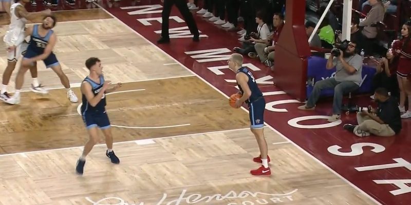 Ein Trottel eines Basketballspielers des US-Bundesstaates New Mexico schlägt seinen Gegner