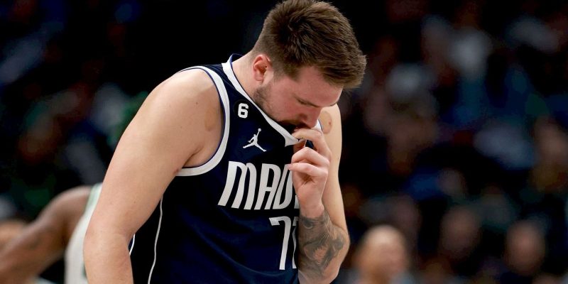 Luka Doncic zeigt trotz des 64. Triple-Doubles in einer schrecklichen Defensivleistung der Mavericks ein niedergeschlagenes Gesicht