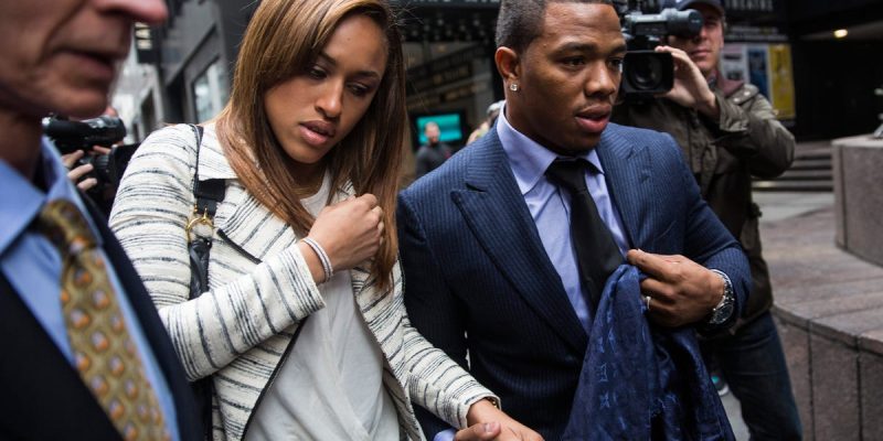 Baltimore Ravens ehren RB, der seine Verlobte im Aufzug angegriffen hat