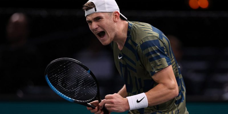 Tennisspieler Jack Draper erbricht sich nach dem Aussie-Open-Sieg auf dem Platz