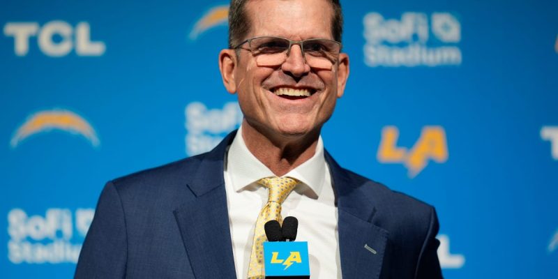 Jim Harbaugh plant, in einem Wohnmobil zu leben, während er die Chargers trainiert