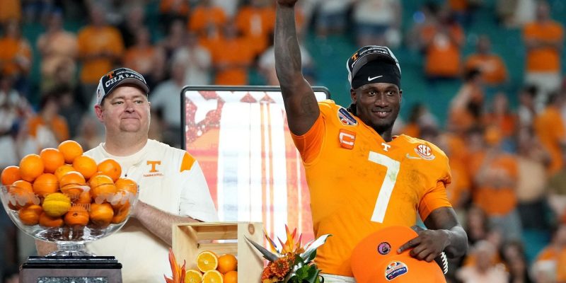 Der mit 549.000 US-Dollar bewertete Joe Milton präsentiert während der CFB-Offseason eine gelbe Louis Vuitton-Tasche im Wert von 6.210 US-Dollar