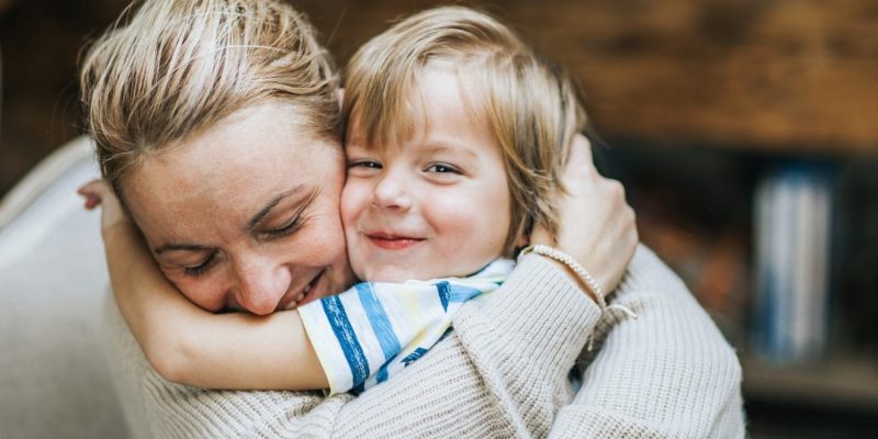 11 Tipps, um Kindern Freundlichkeit beizubringen