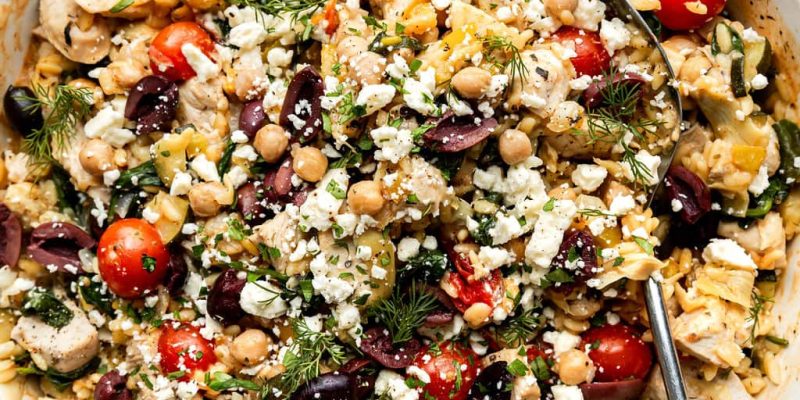 Griechische Orzo-Pfanne mit Hühnchen (proteinreich, ballaststoffreich)