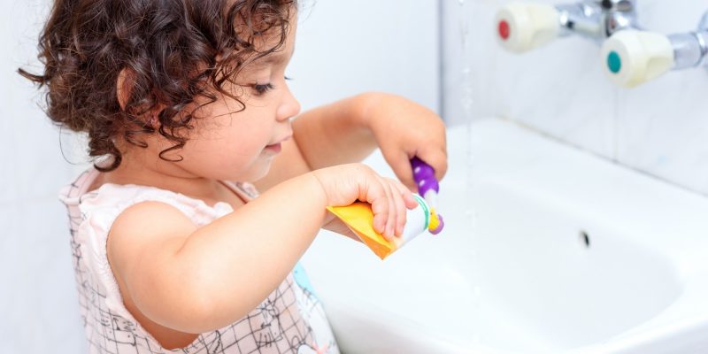 Studie besagt, dass Eltern die Fluorid-Zahnpasta-Dosis für Kleinkinder möglicherweise überschreiten und so eine Zahnfluorose riskieren