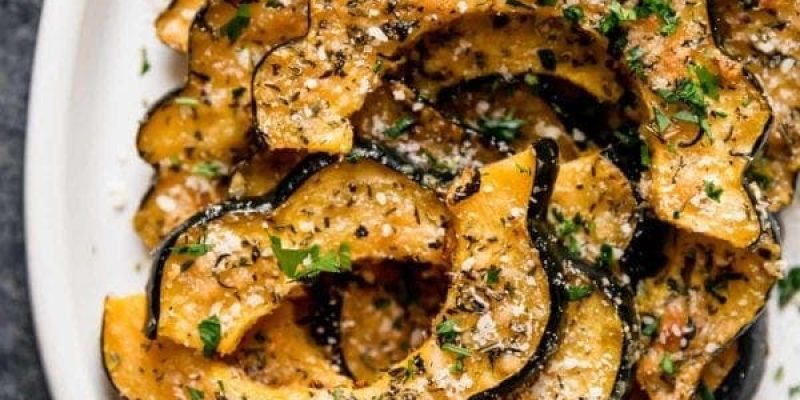 Herzhafter, in Kräutern gerösteter Eichelkürbis mit Parmesan