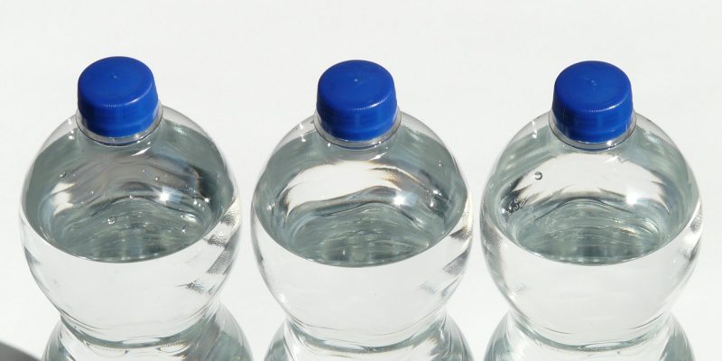 Laut Studie enthält ein Liter Wasser in Flaschen 240.000 Plastikpartikel