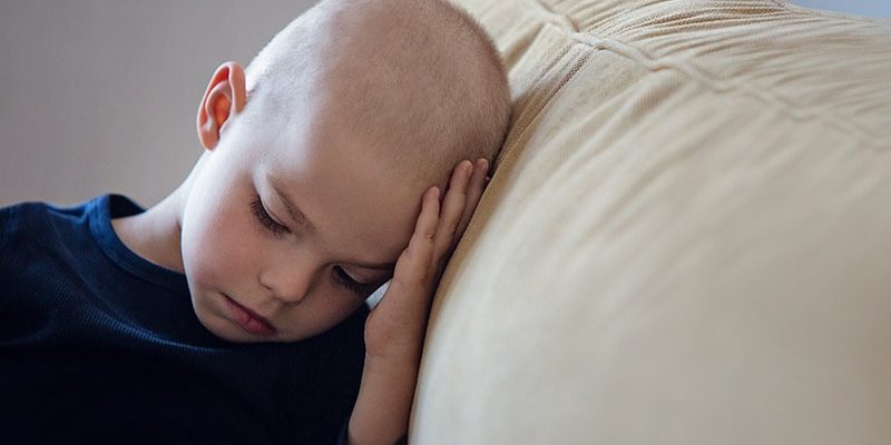 Was führt bei ALLEN zu einer „Überlebensklippe“ nach der Kindheit?