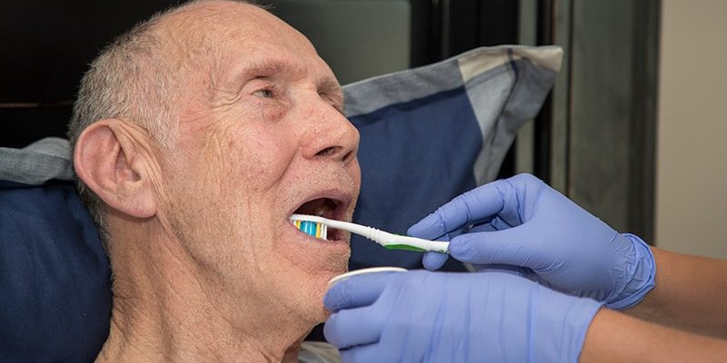 Zähneputzen im Krankenhaus reduziert Infektionen und Todesfälle