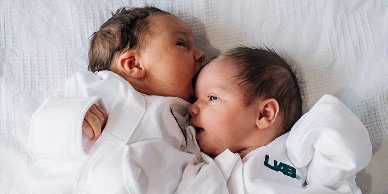 Gesunde Zwillinge einer Frau, die in beiden Gebärmuttern schwanger war