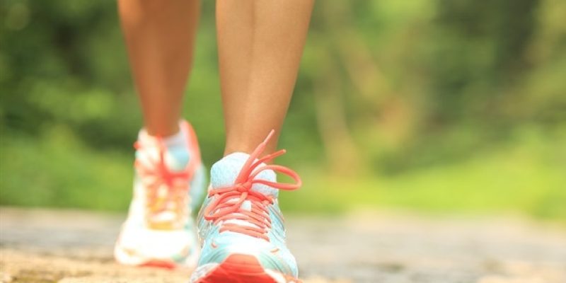 Ein weicher, tragbarer Roboter hilft einer Person mit Parkinson, ohne zu frieren zu gehen